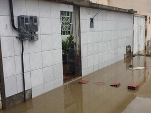 Passagem improvisada para entrar em casa (Foto: Luana Bernardes/TV Grande Rio)