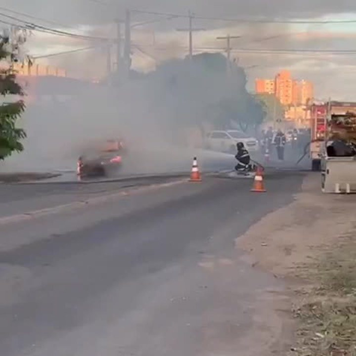 Carro pega fogo no meio da rua em Mossoró veja vídeo Rio Grande do