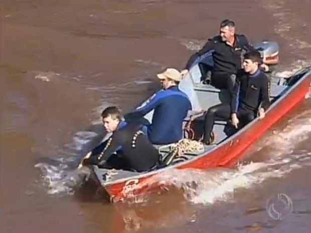 Outros quatro jovens estavam a bordo do carro mas não tiveram ferimentos graves (Foto: RPC TV Maringá/Reprodução)