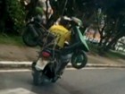 Motociclista leva moto na garupa (Reprodução/ TV Liberal)