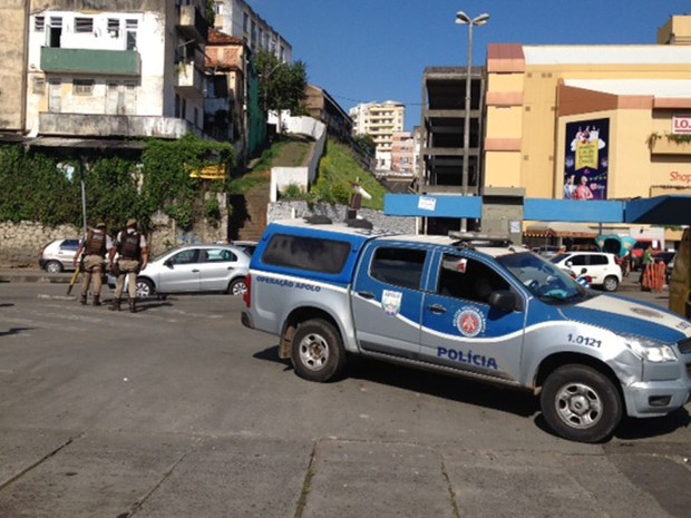 PM faz a segurança na Estação da Lapa, a mais populosa de Salvador, que está sem movimento nesta quarta (Foto: Ruan Melo/G1)