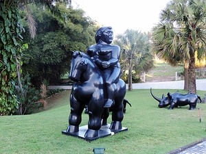 Escultura A Dama e o Cavalo, de Botero, no Instituto Ricardo Brennand (Foto: Débora Soares/G1)