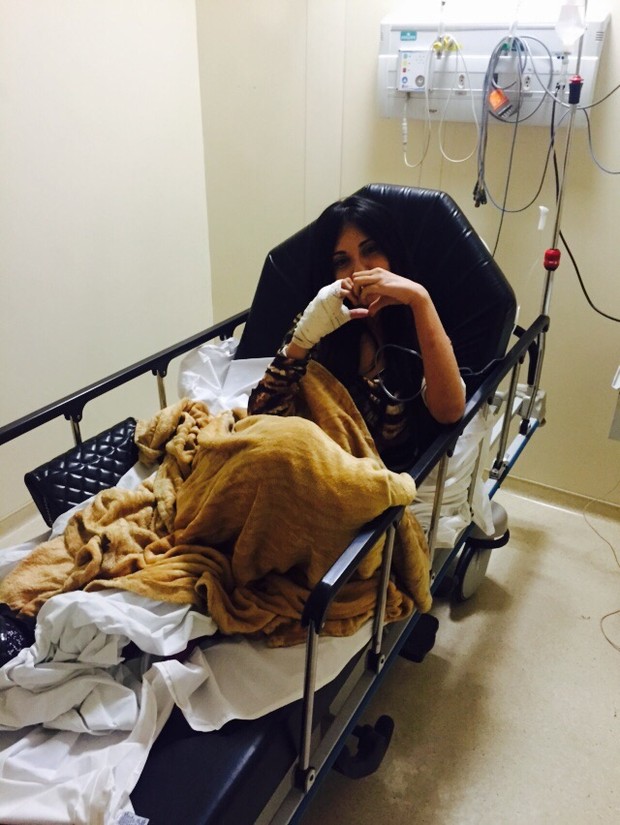 Jennifer Pamplona no hospital após acidente (Foto: Arquivo Pessoal)