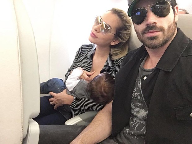 Adriana Sant&#39;Anna posta foto amamentando o filho (Foto: Reprodução / Instagram)