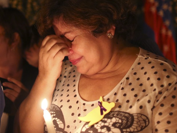 Mulher chora durante vigília em frente à casa em que Gabriel García Márquez nasceu, em Aracataca, na Colômbia. O escritor morreu na quinta-feira (17) (Foto: AP/Ricardo Mazalan)