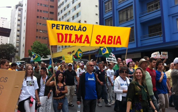 Manifestantes na Avenida Paulista pedem saída da presidente Dilma Rousseff (Foto: Olívia Florência/G1)