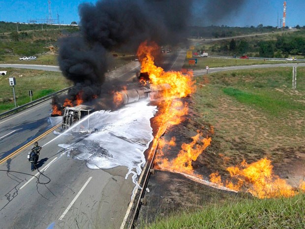 Carreta carregada de álcool pegou fogo na BR-116 (Foto: Divulgação)