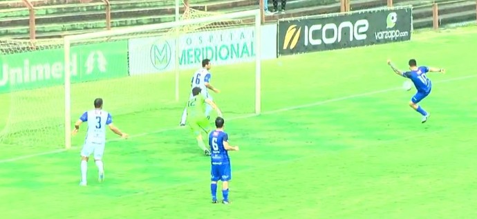 Com golpe na bola, Erick Silva marca gol de voleio em jogo festivo (Foto: Reprodução/TV Gazeta)