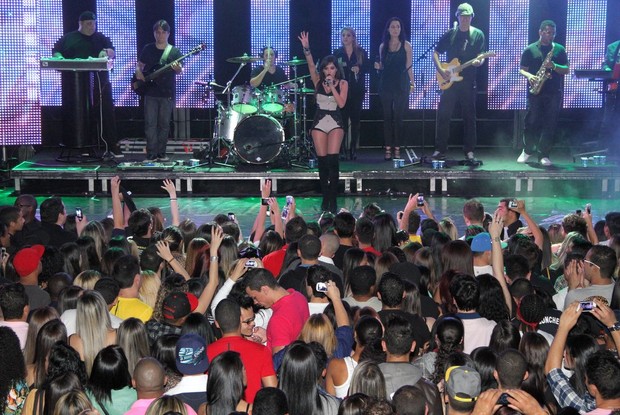 Anitta levanta plateia lotada (Foto: Thiago Duran/Ag News)