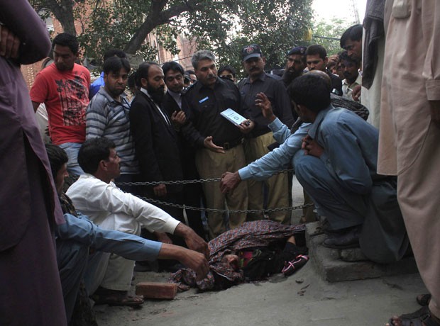 Polícia inspeciona local do apedrejamento de Farzana Iqbal, em Lahore, Paquistão (Foto: Mohammad Tahir/Reuters)