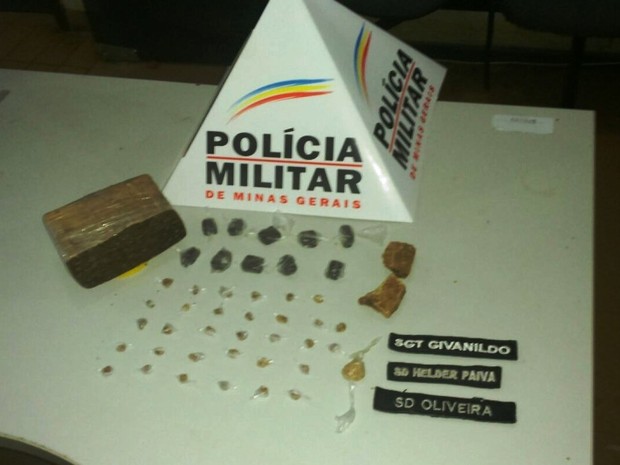 Suspeito de ser o dono das drogas já foi identificado e está senod procurado (Foto: Divulgação / Polícia Militar)