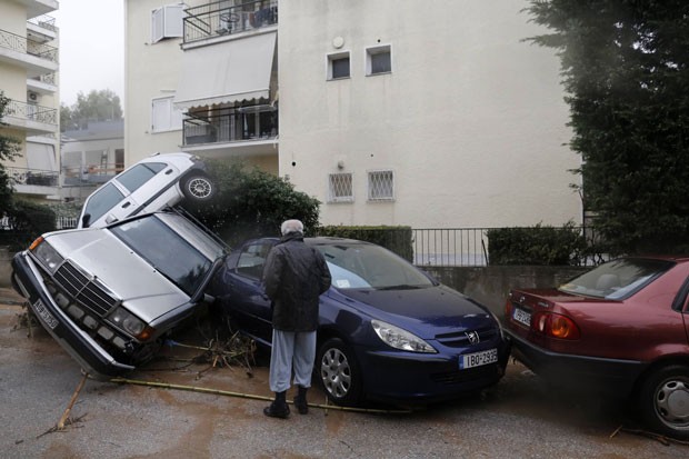 Após a enchente, carros ficaram empilhados no subúrbio de Atenas (Foto: John Kolesidis/Reuters)