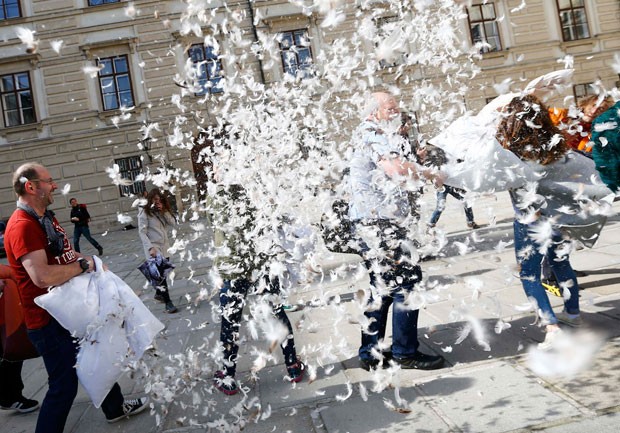 Participantes travam guerra de travesseiros em Viena, na Áustria (Foto: Leonhard Foeger/Reuters)
