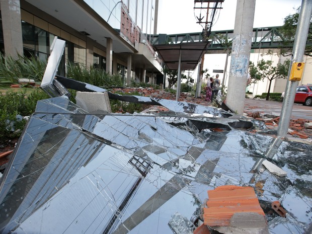 Telhado do shopping Praia de Belas desabou deixando feridos  (Foto: Jefferson Botega / Agência RBS)