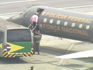 José Genoino embarca em avião da Polícia Federal com destino a Brasília (Foto: Reprodução/G1)