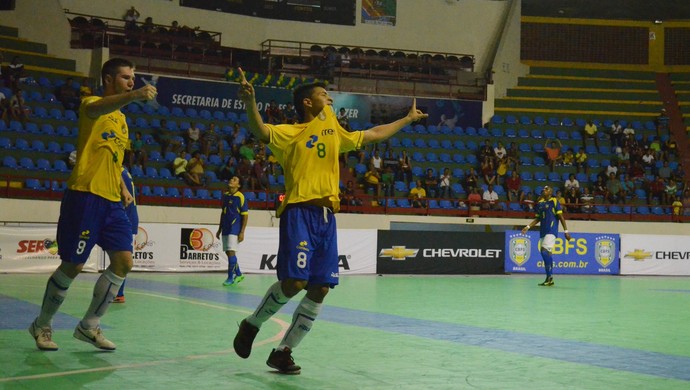Brasil 4 a 0 Equador na abertura do Sulamericano de Futsal Sub-20 em Aracaju (Foto: João Áquila)