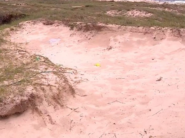 Buraco provocado pela extração ilegal de areia das praias de Imbé (Foto: RBS TV/Reprodução)