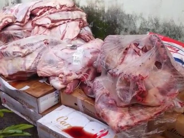 Carne roubada de caminhão foi encontrada em casa em Araraquara (Foto: Reprodução/ EPTV)