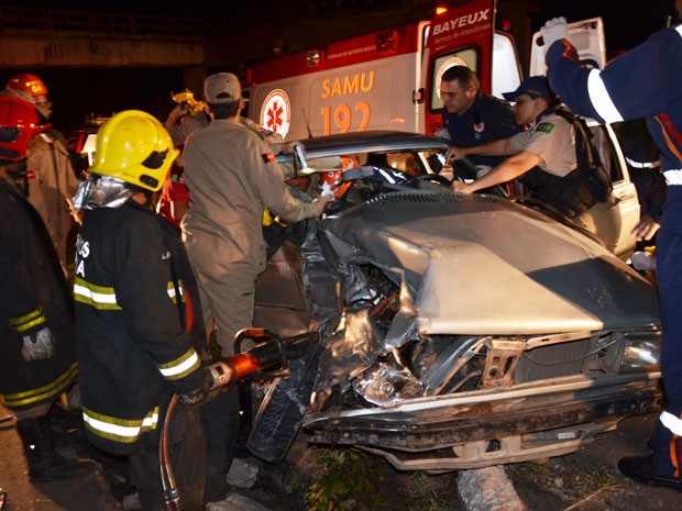 Duas pessoas ficaram feridas em um acidente de trânsito na noite da quarta-feira (5) na BR-230 em Bayeux, na região metropolitana de João Pessoa. De acordo com a Polícia Rodoviária Federal, equipes do resgate estiveram no local. As vítima foram encaminhad (Foto: Walter Paparazzo/G1)