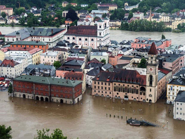 Parte da cidade de Passau foi coberta pela água do Rio Danúbio neste domingo (2) (Foto: Armin Weigel/AP)