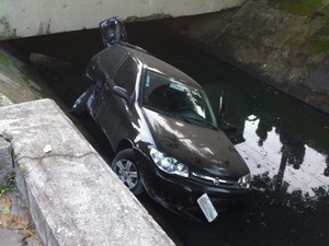 Motorista ultrapassou sinal vermelho e caiu em canal após batida (Foto: Renan Fiuza / TV Tribuna)