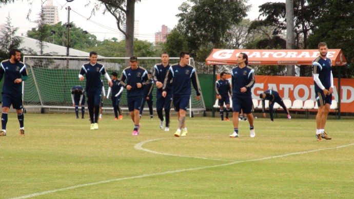 Treino do Verdão tem 'máfia' gringa, gol de Valdivia e novo garoto da base