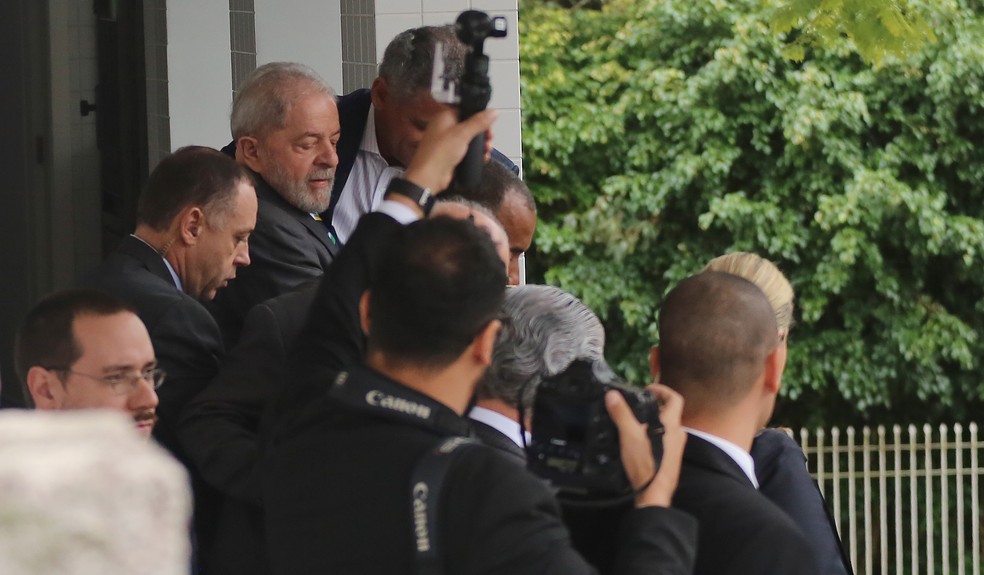 *  Lula presta depoimento a Sérgio Moro em Curitiba.