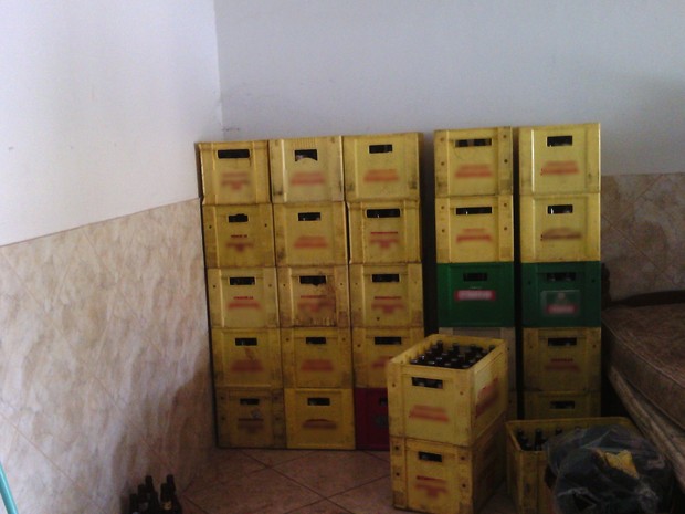 Caixas de cerveja adulterada foram encontradas em GOiânia, Goiás (Foto: Divulgação / Polícia Civil)