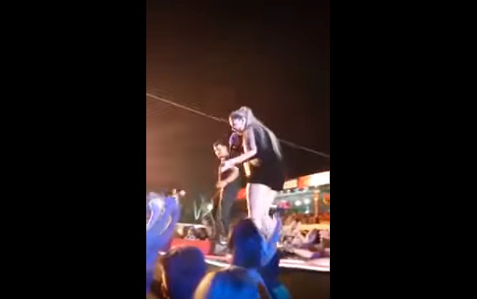 Fã joga cerveja em Marília Mendonça e recebe bronca da cantora (Foto: Reprodução/YouTube)