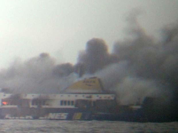 Ferry Norman Atlantic, que partiu de Patras (Grécia) rumo a Ancona (Itália) pega fogo neste domingo (8) (Foto: AP Photo/SKAI TV Station)