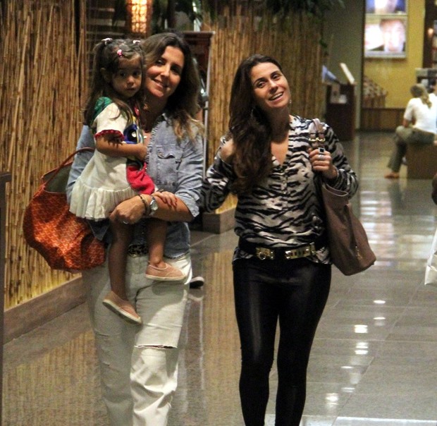 Giovanna Antonelli com o filho no shopping (Foto: Marcus Pavão / AgNews)