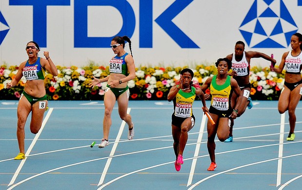 Franciela Krasucki e Vanda Gomes revezamento feminino 4x100m mundial de atletismo (Foto: Agência AP)