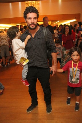 Daniel de Oliveira com os filhos (Foto: Daniel Delmiro/Ag. News)