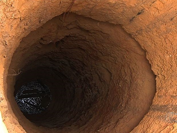 Adolescente grávida cai em cisterna com dez metros de profundidade em Aparecida de Goiânia, em Goiás (Foto: Reprodução/TV Anhanguera)