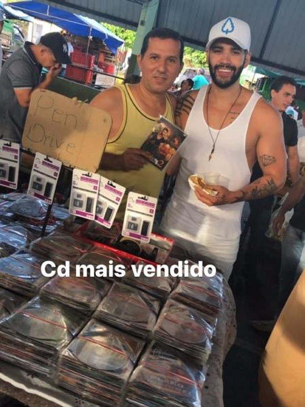 Gusttavo Lima posa com camelô (Foto: Reprodução/Instagram) Gusttavo Lima posa com camelô (Foto: Reprodução/Instagram)