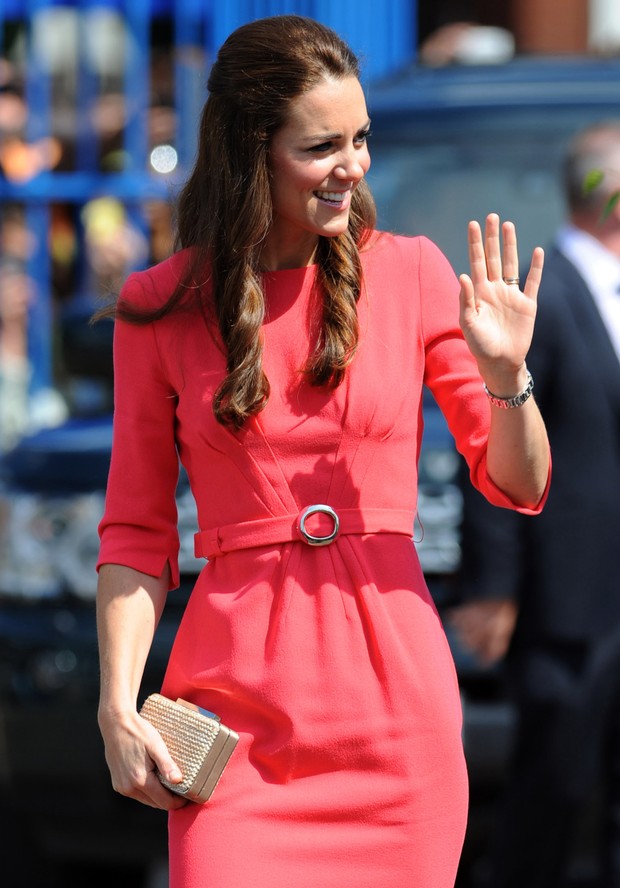 Ego Kate Middleton Aposta Em Look Vermelho Para Visitar Escola Not Cias De Moda