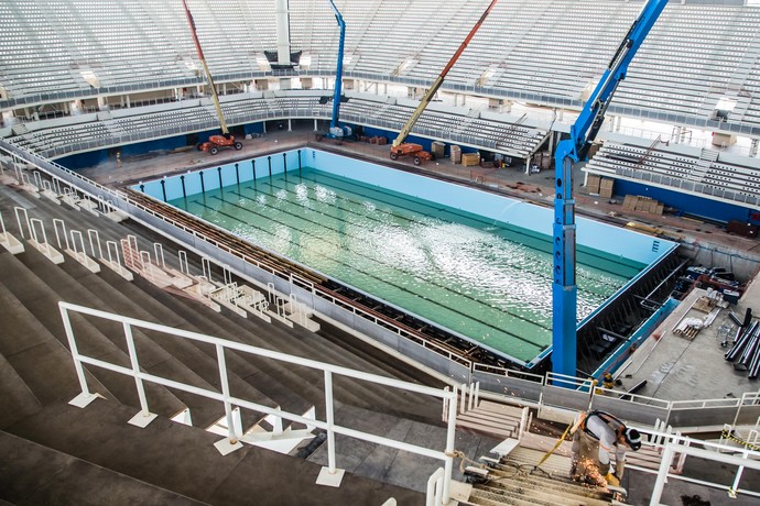 Piscina do Estádio Aquático do Parque Olímpico começa a ser enchida de água (Foto: Renato Sette Câmera / Prefeitura do Rio)