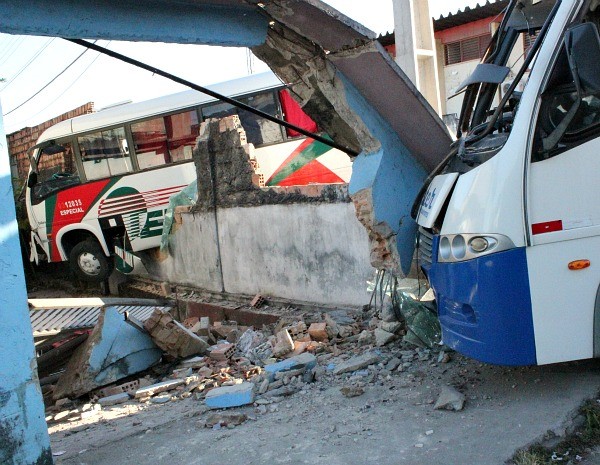 Micro-ônibus invadem residencia em colisão (Foto: Ana Graziela Maia/ G1)