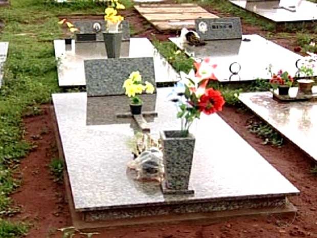 Sepultura onde família enterrou corpo que achava ser do pedreiro (Foto: Reprodução / TV Integração)