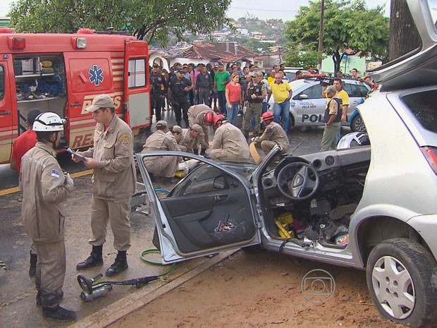 Veículo colide com árvore e deixa um morto e feridos em Abreu e Lima, PE (Foto: Reprodução / TV Globo)