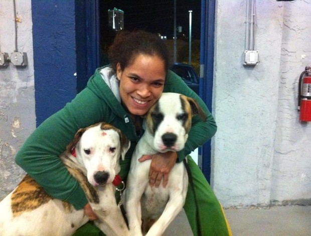 Amanda Nunes com seus cães (Foto: Reprodução/Twitter)
