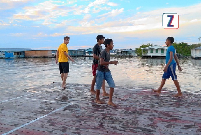 Moacyr bate bola com meninos de comunidade em Manaus (Foto: Zappeando)