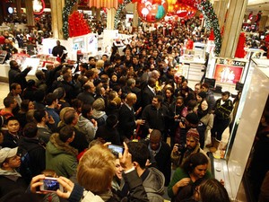 Consumidores fazem compras na loja Macy's, em Nova York, durante a 'Black Friday' (Foto: Eric Thayer/Reuters)