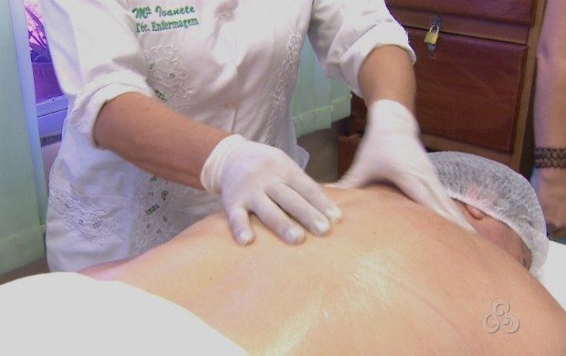 Paciente recebendo massagem no CRTN. (Foto: Reprodução/TV Amapá)