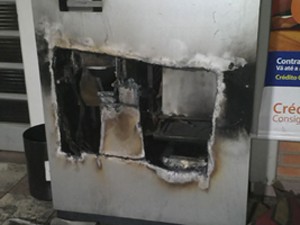 Caixa eletrônico foi arrombado por cerca de 10 homens em Mococa (Foto: Gabriel Delena)
