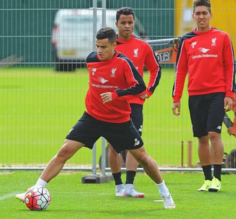 Allan, Roberto Firmino e Philippe Coutinho - treino Liverpool (Foto: Divulgação / Liverpool)