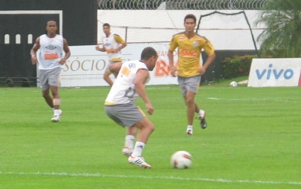 Léo volta aos treinos no Santos (Foto: Marcelo Hazan / Globoesporte.com)