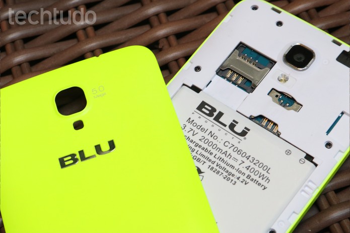 BLU Studio C Mini tem entrada para dois chips (Foto: Lucas Mendes/TechTudo) BLU Studio C Mini tem entrada para dois chips (Foto: Lucas Mendes/TechTudo)