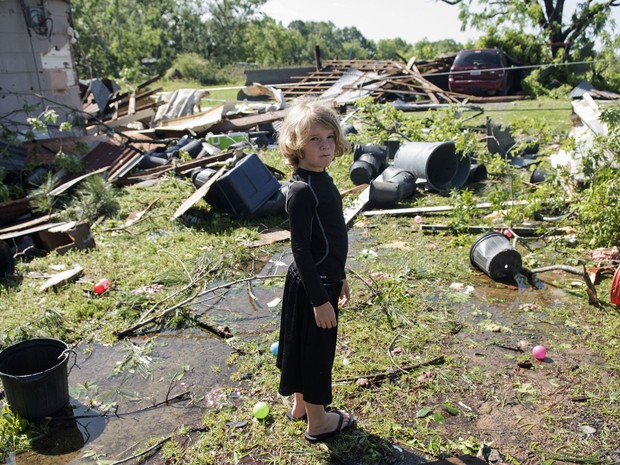 Memphis Melton, de sete anos, olha o jardim da casa de uma tia destruído por tornado que passou pela cidade de Lindale, no Texas, na noite desta sexta-feira (29) (Foto: Tyler Morning Telegraph via AP)