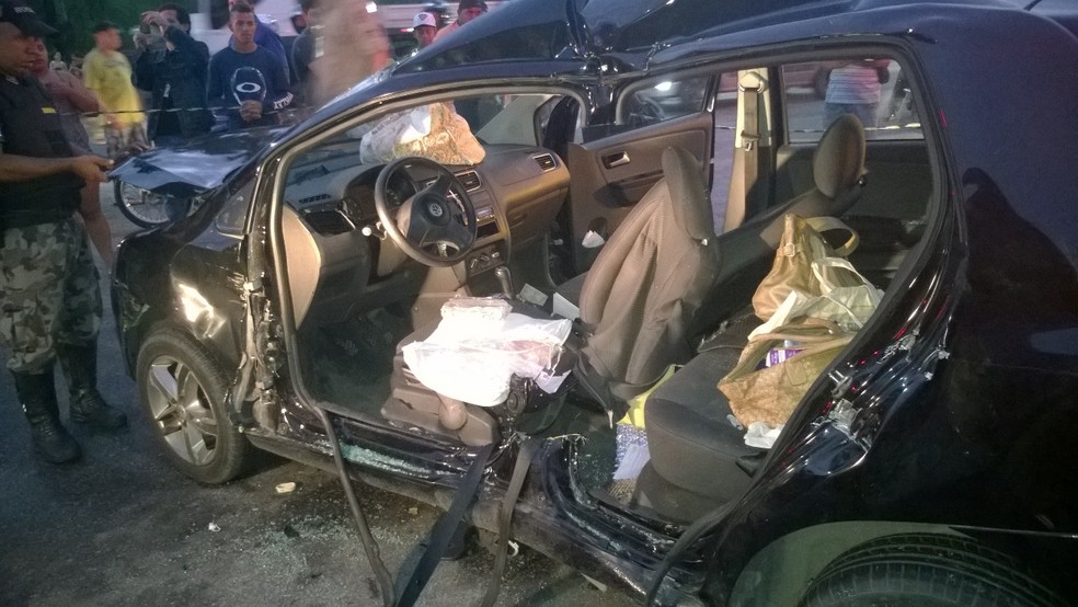 Colisão entre ônibus da Rocam e carro ocorreu no quilômetro 49 da BR-101, no município de Abreu e Lima, no Grande Recife (Foto: Corpo de Bombeiros/Divulgação)